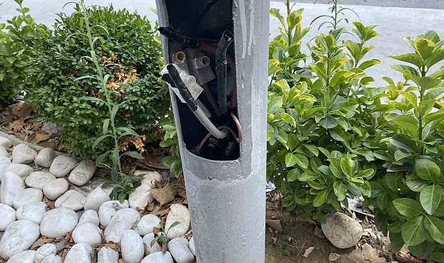 Beylikdüzü'nde "ölüm tehlikesi" saçan aydınlatma direkleri