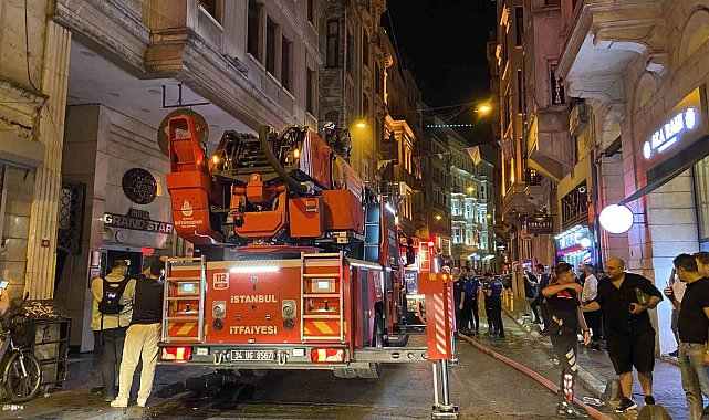 Beyoğlu'nda 9 katlı otelin bodrum katında korkutan yangın