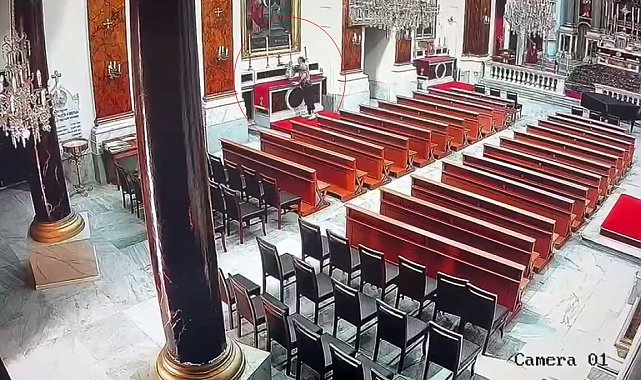 Beyoğlu'nda bir kiliseden hırsızlık kamerada