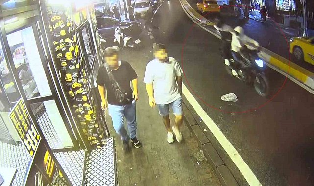 Beyoğlu'nda motosikletle gelip büfeye kurşun yağdırdılar