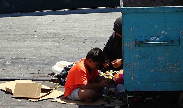Beyoğlu'nda turistlerden aldığı parayı döviz bürosunda bozduran dilenci yakalandı
