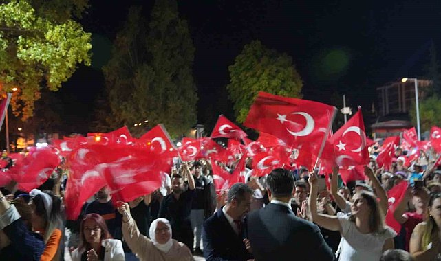 Bilecik&#039;te binlerce kişi fener alayında tek yürek oldu