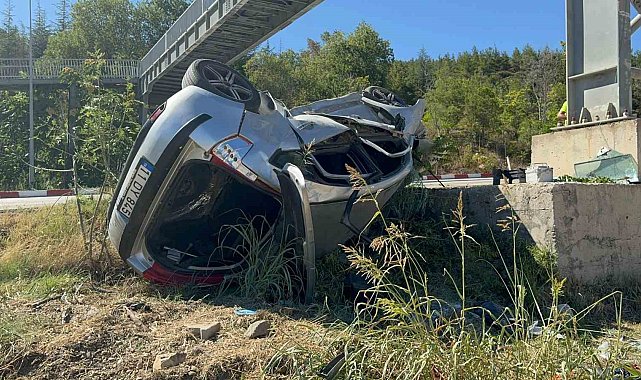 Bilecik'te kontrolden çıkan otomobil üst geçidin beton ayağına çarparak durabildi