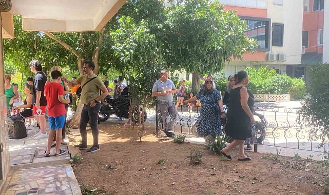 Binanın 6'ncı katında çıkan yangın apartman sakinlerini sokağa döktü