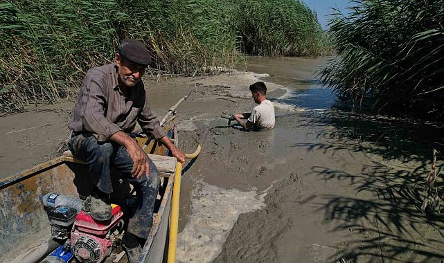 Bir damla su için boğazlarına kadar çamura giriyorlar