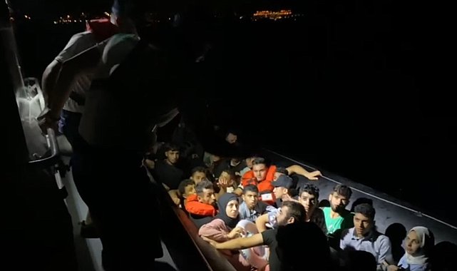 Bodrum'da kaçış planı suya düştü: Lastik botta 32 düzensiz göçmen yakalandı