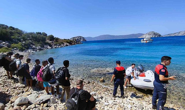Bozburun Girneyit koyunda 13 düzensiz göçmen ve 2 göçmen kaçakçısı yakalandı