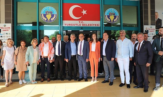Bozkurt Belediye Başkanı Birsen Çelik, Turgutlu'daki çiftçi mitingine katıldı