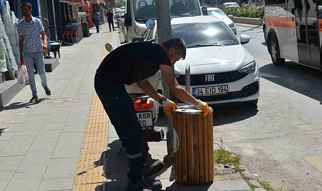 Bozüyük'te ana cadde üzerindeki çöp kovaları yenilendi