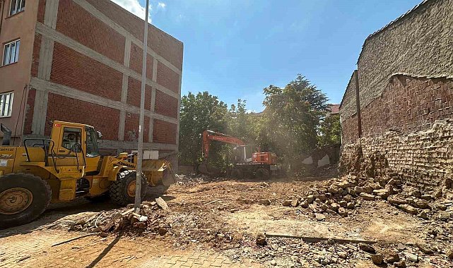 Bozüyük'te metruk binalar yıkılıyor
