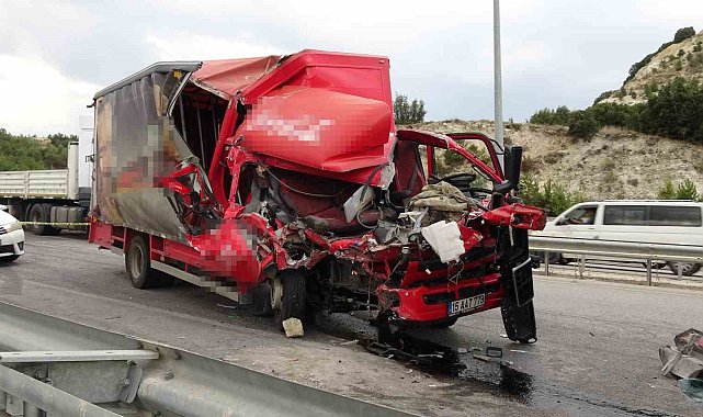 Burdur-Antalya kara yolunda kamyona arkadan çarpan kamyonetteki yolcu hayatını kaybetti