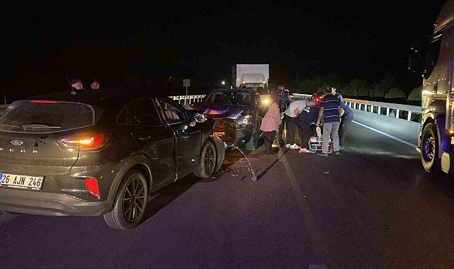 Burdur-Antalya Karayolu'nda 2 otomobil kafa kafaya çarpıştı: 5 yaralı