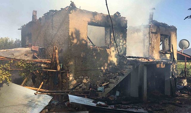 Burdur'da çıkan yangında köy evi küle döndü