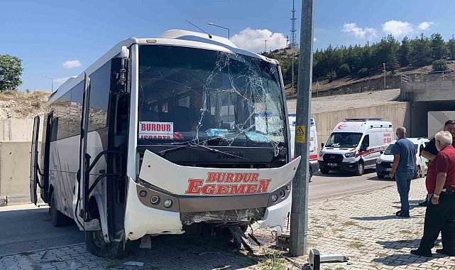 Burdur'da freni patlayan yolcu midibüsü üst yoldan otogar içine düştü:15 yaralı