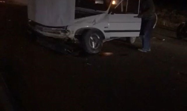 Burdur'da seyir halindeyken manevra yapan otomobil, sol şeritten gelen otomobile çarptı: 5 yaralı
