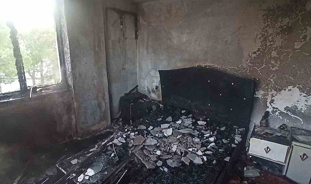 Burdur&#039;da tek başına yaşayan genç, evde çıkan yangından arkadaşı tarafından kurtarıldı