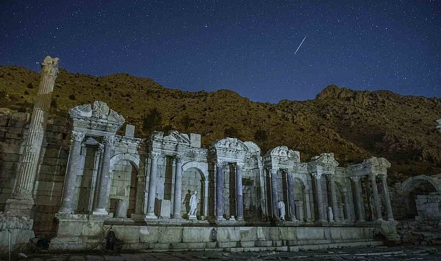 Burdur'un görkemli tarihi yapıları gökyüzünün ışıltılı şovuna tanıklık etti