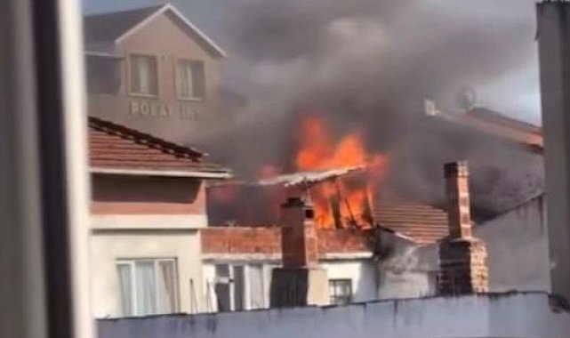 Bursa'da binanın çatısı alevlere teslim oldu