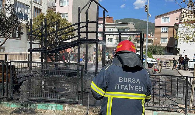 Bursa'da çocuk parkı alevlere teslim oldu