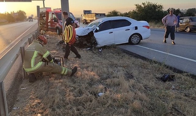 Bursa'da kazada can pazarı: Elektrik direğine çarpan otomobilin sürücüsü sıkıştı