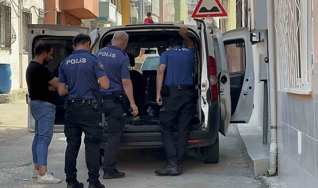 Bursa'da kazalı şekilde park halinde bekleyen araçtan çıkanlar polisi bile şaşırttı