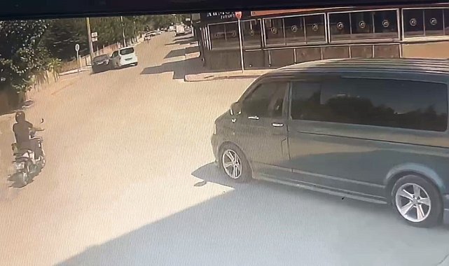 Bursa'da kontrolden çıkan otomobil önce araca, sonra 2 kafeye çarptı