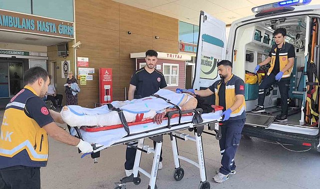 Bursa'da motosiklet ile hafif ticari araç kafa kafaya çarpıştı: 1'i ağır 2 yaralı