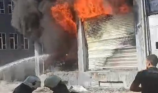 Bursa'da sünger ve baza deposu alev alev yandı