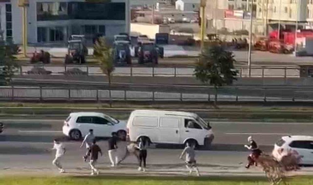 Bursa'da yol ortasında birbirlerine acımasızca vurdular