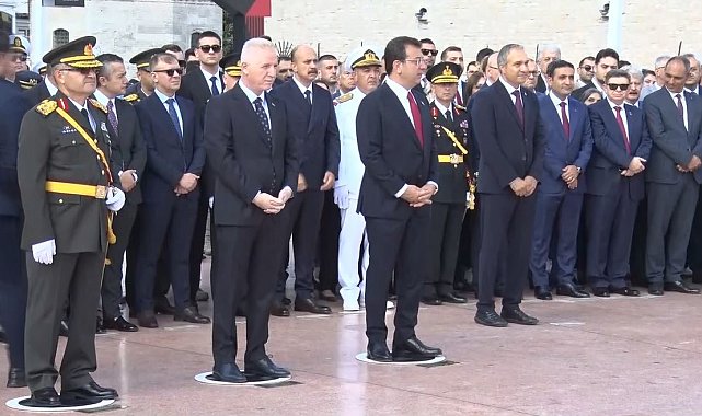 Büyük Zafer'in 102'incı yıl dönümünde Cumhuriyet Anıtı'na çelenk bırakıldı