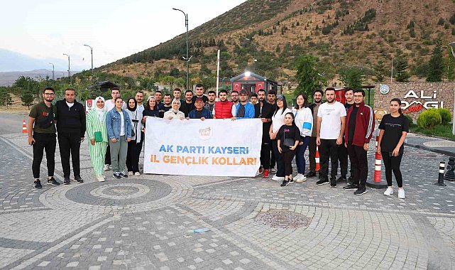 Büyükkılıç, eşi Dr. Necmiye Büyükkılıç ile birlikte gençlerle sabah yürüyüşünde buluştu