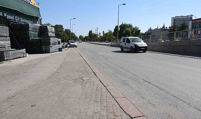 Caddeye kontrolsüz çıkan kamyonete otomobilin çarpması kamerada