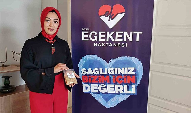 Cam kenarına bırakılan kırıntılar, kuşlar için yeme dönüştü