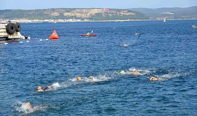 Çanakkale Boğazı'nda yüzme yarışması düzenlendi
