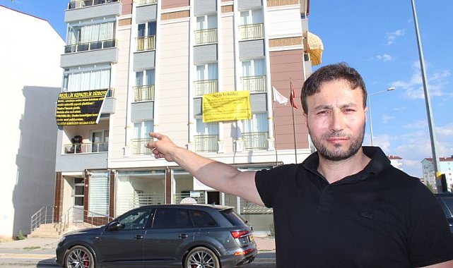 Canına tak etti, astığı pankartlarla isyan etti