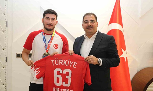 Canpolat dünya şampiyonu genç sporcuyu tebrik etti