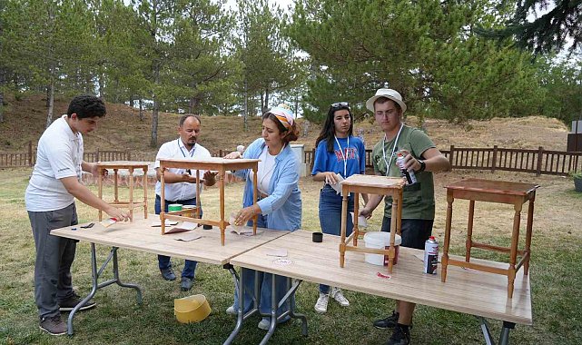 Çevre bilinci kazanan öğrenciler ahşap ürünleri gün yüzüne çıkarttı, plastiklerden levha üretti