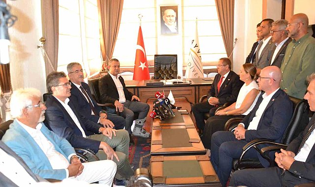 CHP Genel Başkanı Özgür Özel, Ayvalık Belediyesini ziyaret etti
