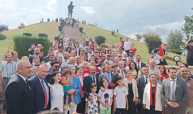 CHP Genel Başkanı Özgür Özel, Dumlupınar Şehitliği'ni ziyaret etti