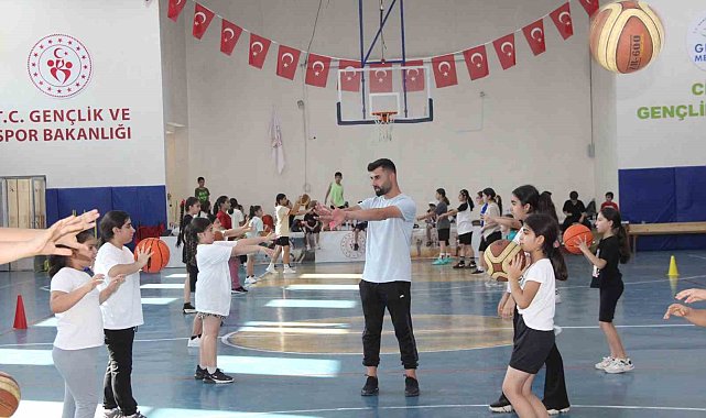 Cizre'de gençler, yaz tatilini Gençlik Merkezi'nde geçiriyor