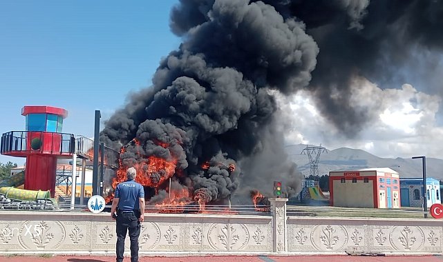 Çocuk parkında maket uçak cayır cayır yandı