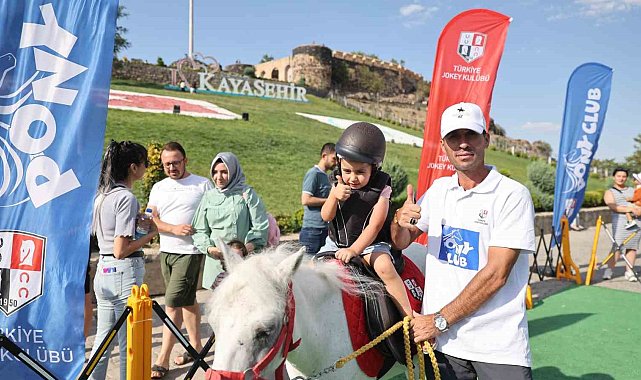 Çocuklar kayaşehir'de 'pony' atlarına bindi