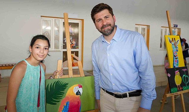 Çocuklar yaptıkları resimleri satarak sahipsiz hayvanlara mama alacaklar