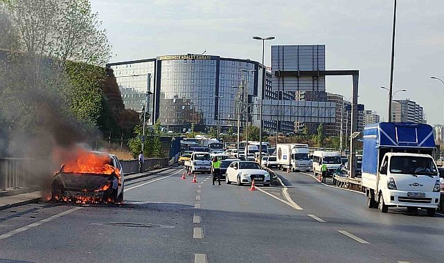 D-100 Karayolu&#039;nda alev alev yanan araç kullanılamaz hale geldi