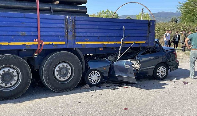 D-100'de feci kaza, tıra ok gibi saplandı: 1 ölü