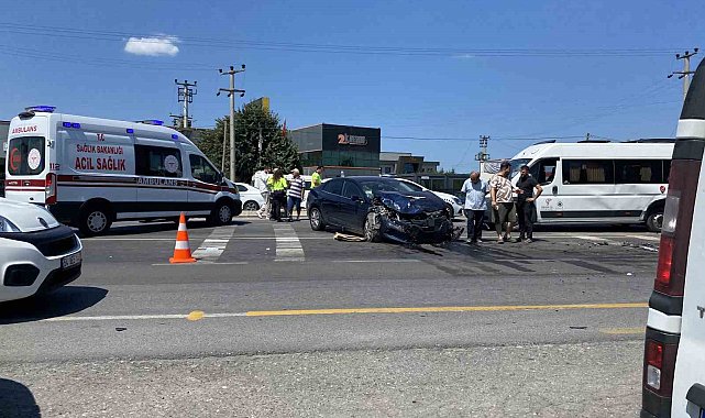 D-100'de otomobil ile minibüs çarpıştı: 1 yaralı