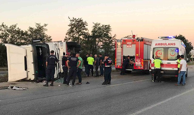 D-100'de sürücüsü uyuya kaldığı iddia edilen kamyon devrildi: 2 yaralı