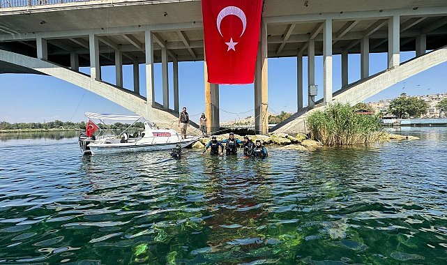 Dalgıçlardan Fırat Nehri'nde Türk bayraklı 30 Ağustos kutlaması