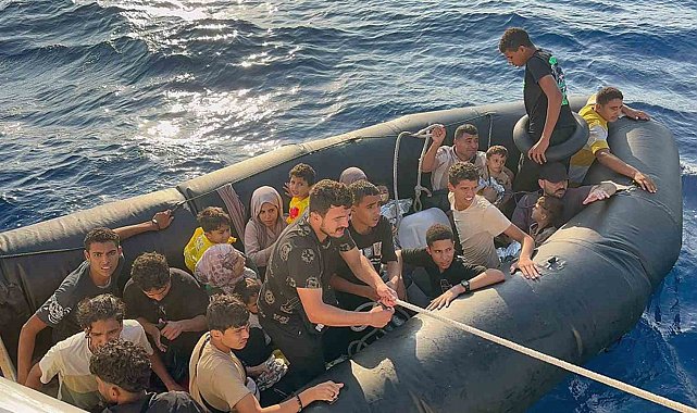 Datça'da 36 düzensiz göçmen ve 22 çocuk kurtarıldı