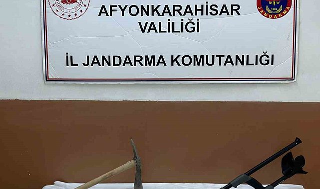 Dedektör ve kazma ile define arayan 4 kişiyi jandarma yakaladı